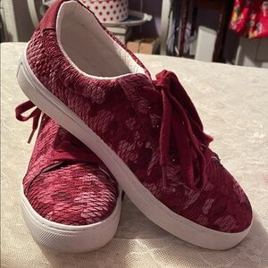soho quilted camo printed lace up berry sneakers